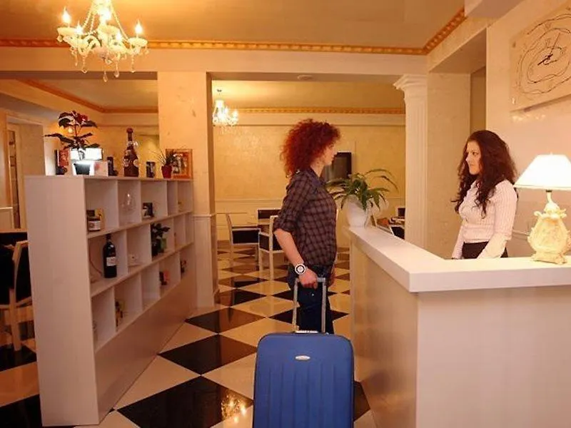 Hotel Kastria 티라나 4*,